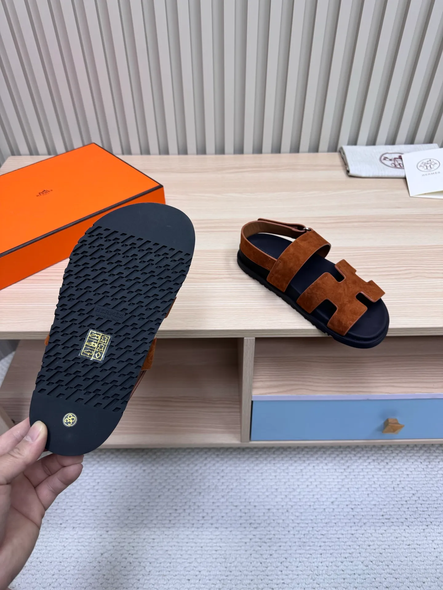 👟👟Ex-factory price 502👟👟Hermes🐎The extremely popular couple’s second uncle slippers/golden sandals and slippers, paired with various colorful socks, are so trendy!  ———————— Upper: imported cowhide/sheep leather/cloth/palmprint leather lining: imported cowhide/sheepskin outsole: Tpu non-slip and wear-resistant outsole Female size: 35-42 (40.41.42 non-returnable and non-exchangeable) Male code: 39-45 (45 non-returnable and non-exchangeable)